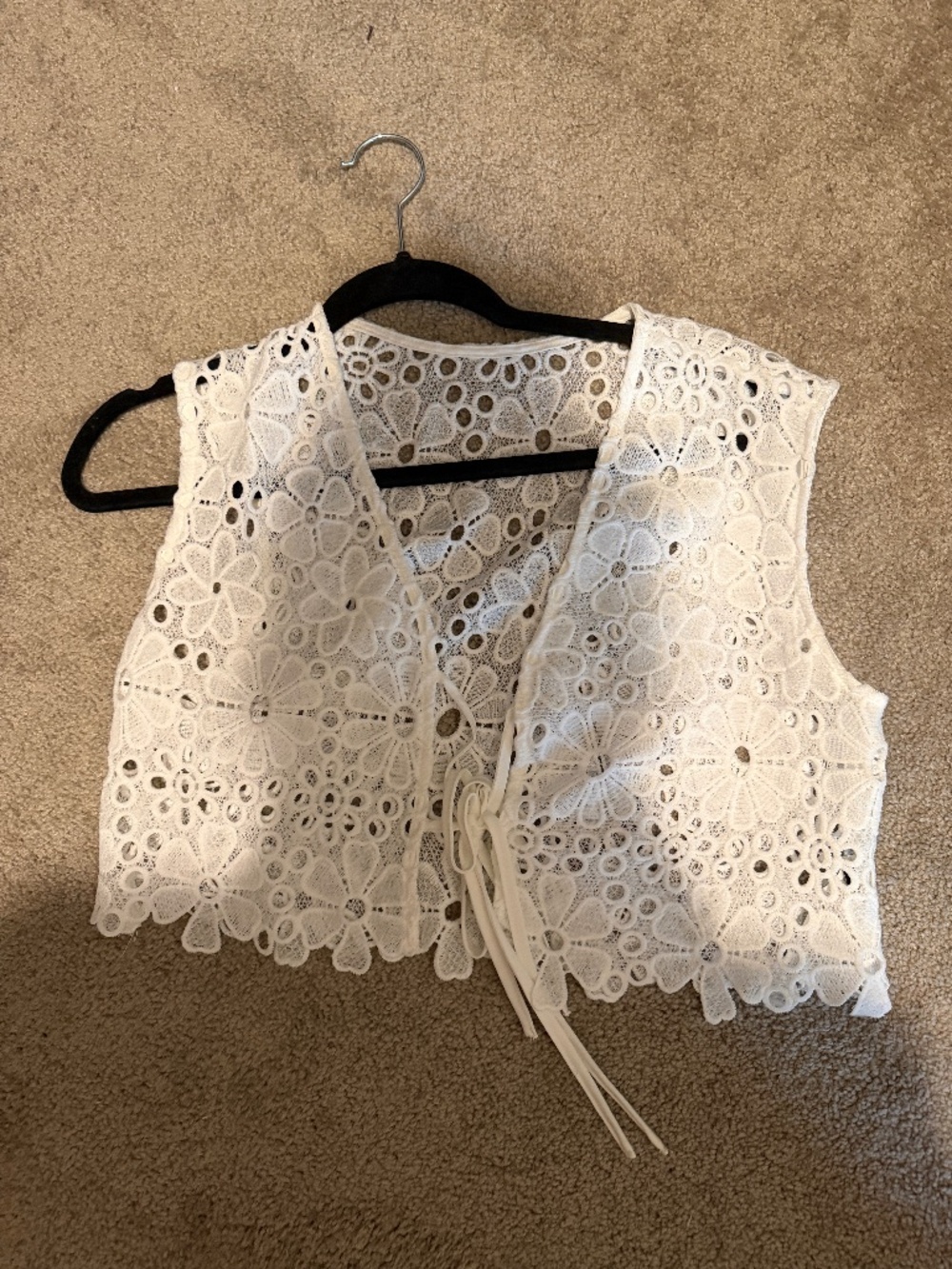 White crochet/lace tie-front crop top 🤍